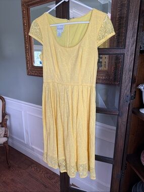 Donna Morgan Yellow Lace Scoop-Neck Midi Dress Size 6